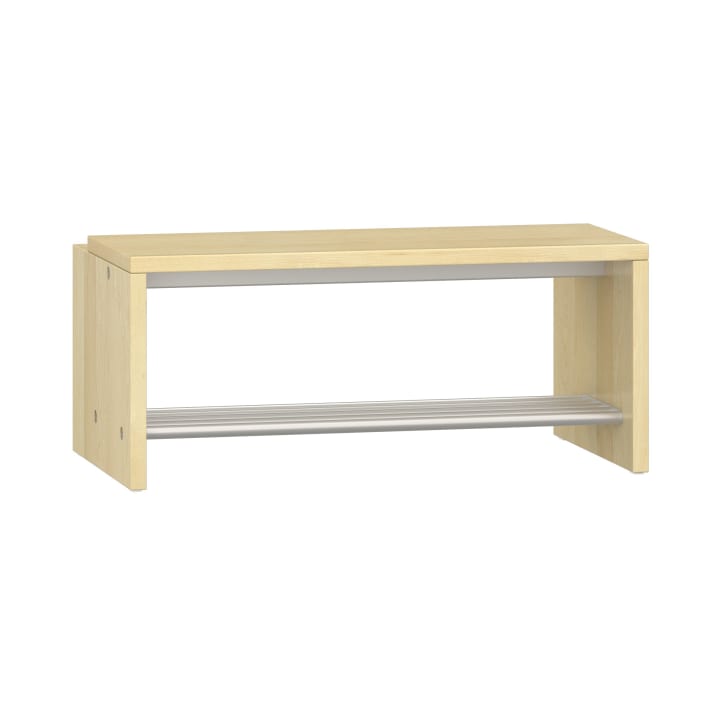 Eine Bank aus hellem Holz mit einer flachen rechteckigen Platte und einer unteren Ablage aus zwei parallelen Metallstäben, die als Sitzgelegenheit oder zur Aufbewahrung dient, vor einem weißen Hintergrund.