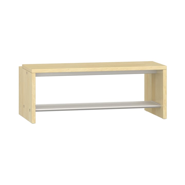 Eine Bank aus hellem Holz mit rechteckiger Form, offenen Seiten und einer unteren Metallablage, die aus horizontalen Stäben zur Aufbewahrung oder für Schuhe besteht. Das Design ist einfach und modern.