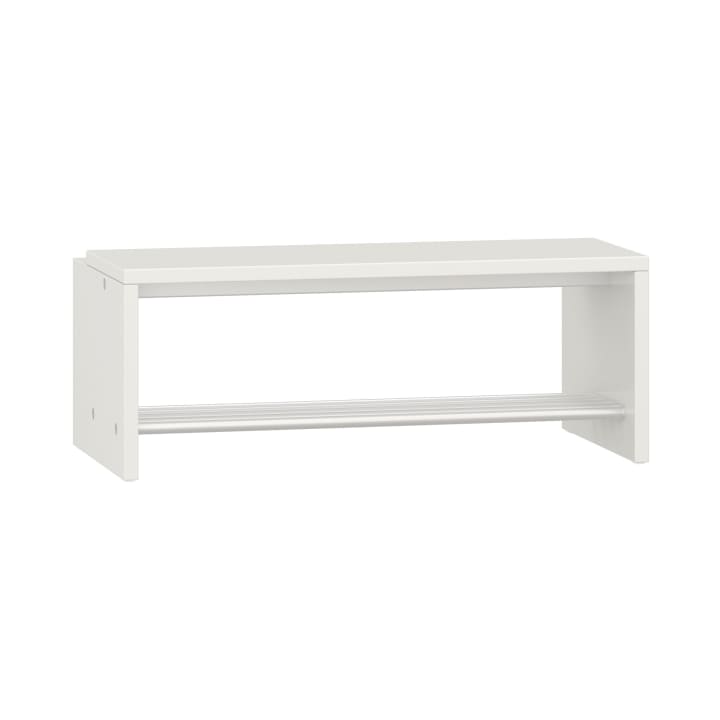 Eine weiße rechteckige Schuhbank mit Seitenwänden, einer flachen Oberseite und einem einzigen unteren Regal, das aus parallelen Stäben zur Schuhaufbewahrung besteht.