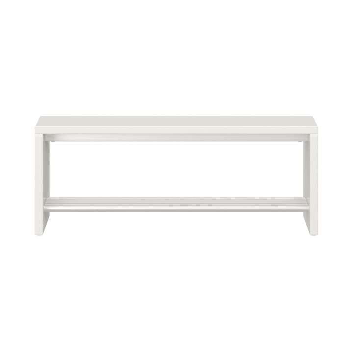 Eine schlichte, weiße, rechteckige Bank mit einer flachen Sitzfläche und einem unteren Stützbalken, die vor einem weißen Hintergrund gezeigt wird. Das Design ist einfach und modern mit klaren, geraden Linien.