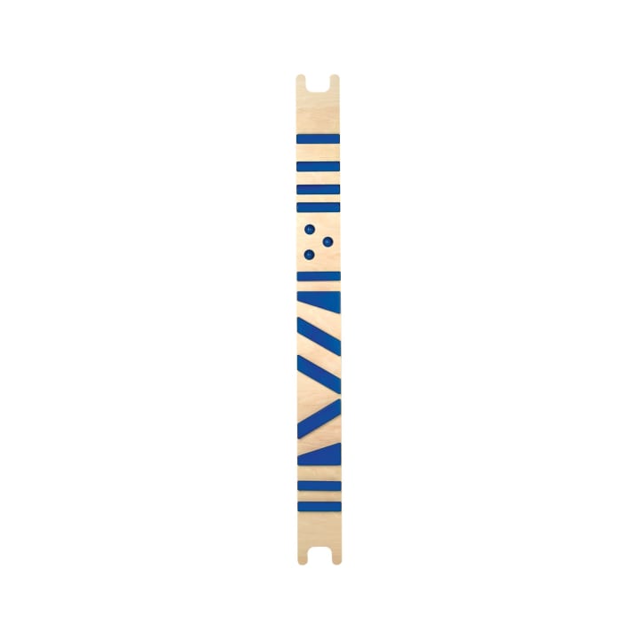 Ein schmales, rechteckiges Holzbrett mit zwei Kerben an jedem Ende, auf dem blaue geometrische Linien und vier blaue Punkte in einem Quadrat nahe der Mitte angeordnet sind. Der Hintergrund ist weiß.