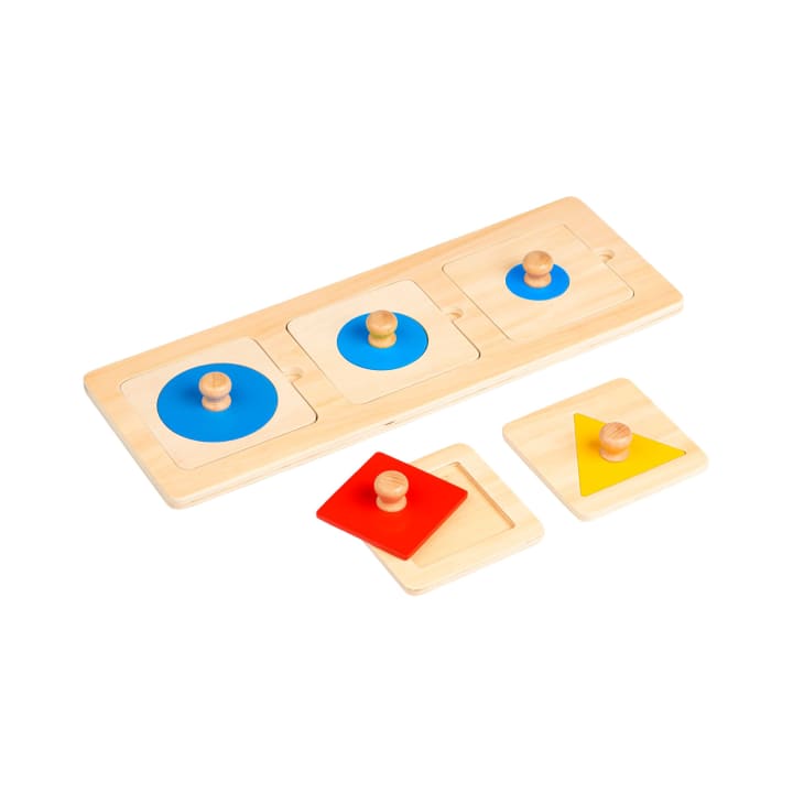 Ein Formenpuzzle aus Holz mit drei Schlitzen, die einen blauen Kreis, ein rotes Quadrat und ein gelbes Dreieck enthalten, jeweils mit einem Knopf zur einfachen Handhabung. Die quadratischen und dreieckigen Teile werden herausgenommen und neben das Brett gelegt.