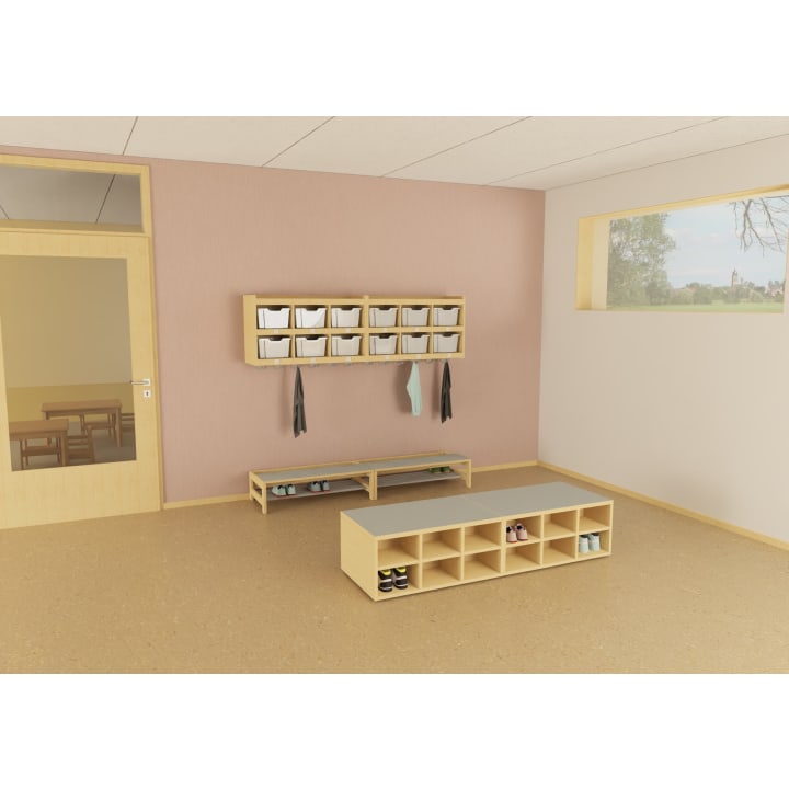 Ein aufgeräumtes Zimmer mit einer Bank und Fächern für Schuhe, an der Wand befestigten Aufbewahrungsbehältern und Haken mit hängenden Taschen. Es gibt eine geschlossene Tür mit einem Fenster und ein großes Fenster mit Bäumen draußen.