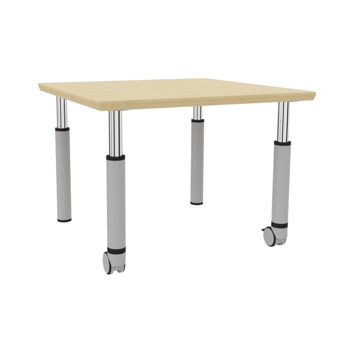 Ein quadratischer Tisch mit einer Platte aus hellem Holz und vier Metallbeinen. Zwei der Beine sind an der Unterseite mit Rädern versehen, während die beiden anderen flache, stabile Sockel haben. Der Tisch hat ein minimalistisches und modernes Design.