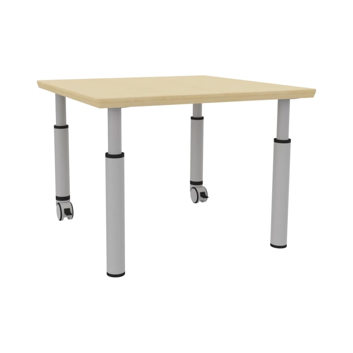 Ein quadratischer Tisch mit einer Platte aus hellem Holz und vier Beinen aus silbernem Metall, von denen zwei unten mit Rädern versehen sind, wird vor einem schlichten weißen Hintergrund gezeigt.