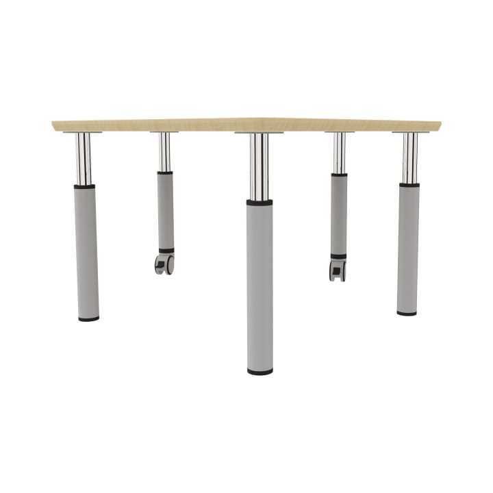 Ein rechteckiger Tisch mit einer Platte aus hellem Holz und fünf zylindrischen, silbernen Beinen, von denen zwei schwarze Rollen haben, auf weißem Grund.
