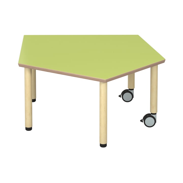 Ein grüner, fünfeckiger Tisch mit vier Beinen aus hellem Holz, von denen zwei mit Rollen versehen sind. Der Tisch ist vor einem schlichten weißen Hintergrund fotografiert.
