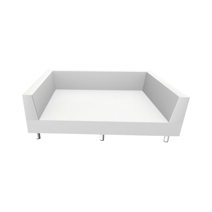 Ein modernes, minimalistisches, weißes Sofa mit Metallfüßen, einer langen Rückenlehne und einer kurzen Armlehne auf der linken Seite und einer offenen rechten Seite, vor einem schlichten weißen Hintergrund.
