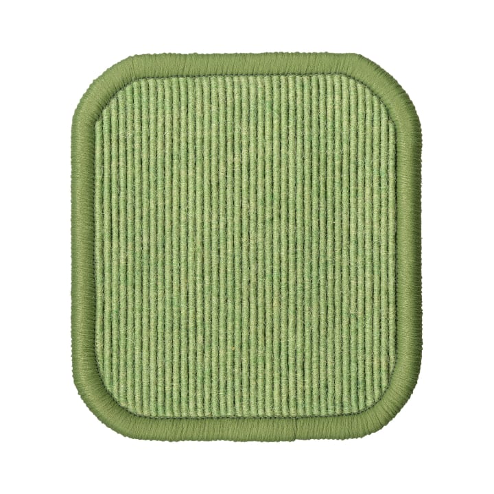 Ein quadratisches, grünes, strukturiertes Stoffmuster mit abgerundeten Ecken und einem verstärkten, genähten Rand, das auf einem weißen Hintergrund abgebildet ist. Das Muster hat vertikale Rillen, die ein geripptes Muster ergeben.
