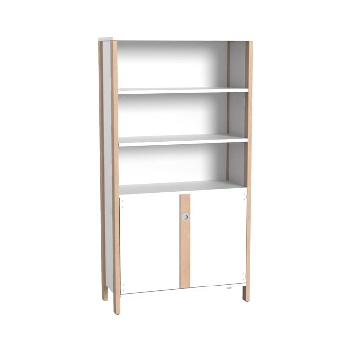 Ein weißes Bücherregal mit drei offenen Regalen und einem zweitürigen Schrank im unteren Bereich. Der Rahmen und der Schrank weisen helle Holzakzente auf. Das Regal ist vor einem schlichten weißen Hintergrund fotografiert.