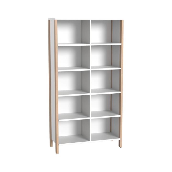 Ein hohes, rechteckiges Bücherregal mit zehn offenen Fächern in zwei Säulen. Die Einlegeböden sind weiß, und der Rahmen ist an den Seiten und Beinen mit hellem Holz verkleidet. Der Hintergrund ist einfarbig weiß.