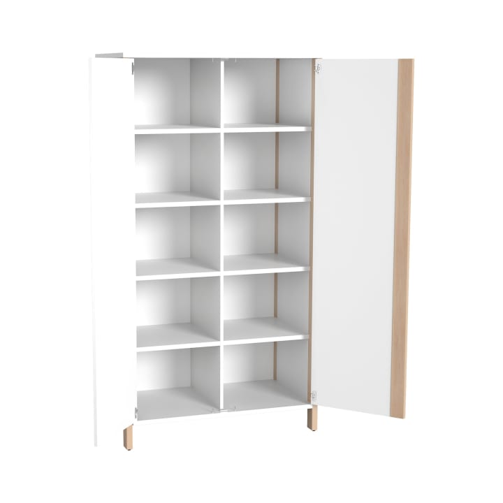 Weißer Schrank mit zwei Türen, von denen eine teilweise geöffnet ist. Im Inneren befinden sich fünf vertikale und zwei horizontale Einlegeböden, die zehn rechteckige Ablagefächer bilden. Der Schrank hat helle Holzakzente an den Kanten und Beinen.