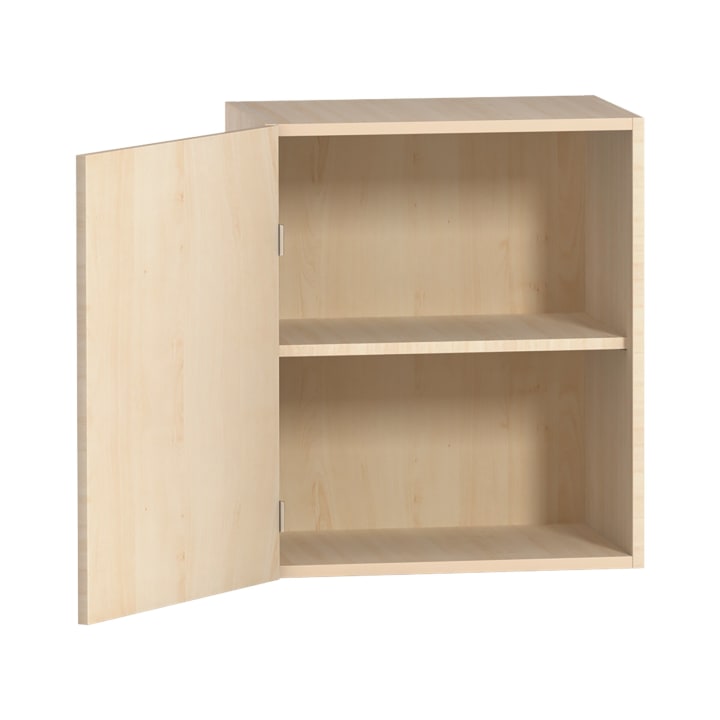 Ein Schrank aus hellem Holz mit einer einzigen, teilweise geöffneten Tür, die zwei Einlegeböden freigibt. Der Schrank ist leer und steht vor einem schlichten weißen Hintergrund.