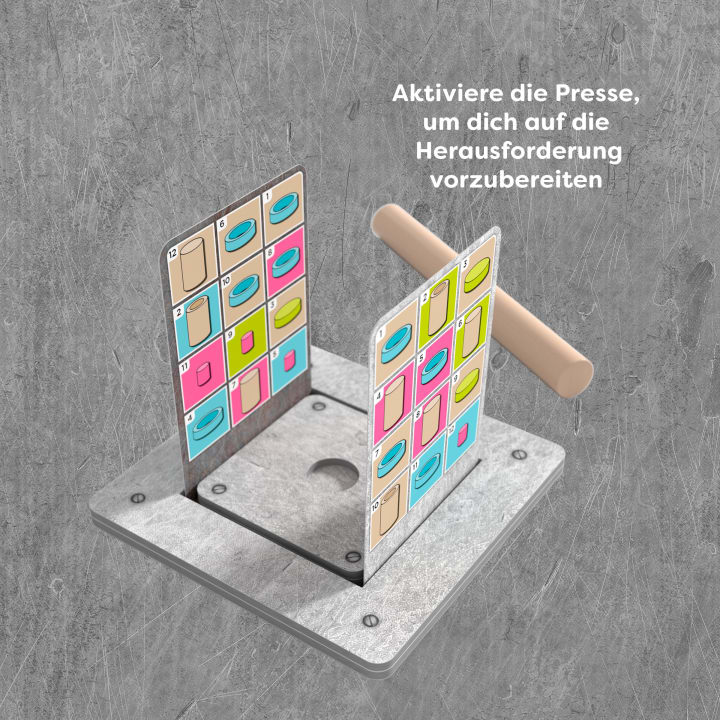 Eine Buchpresse aus Metall mit zwei aufrechten Platten, auf denen jeweils bunte rechteckige Symbole abgebildet sind. An einer Seite ist ein Holzgriff angebracht. In der oberen rechten Ecke steht ein Text in deutscher Sprache auf grauem, strukturiertem Hintergrund.