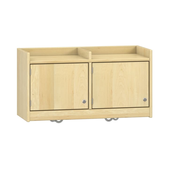 Ein Aufbewahrungsschrank aus hellem Holz mit zwei Türen und zwei offenen Fächern, der mit kleinen Rollen an der Basis ausgestattet ist, um Mobilität zu gewährleisten.