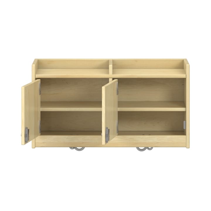 Ein heller Holzschrank mit vier Fächern, von denen zwei Türen offen sind. Der Schrank hat zwei sichtbare Einlegeböden und steht auf Rädern.
