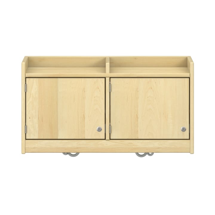 Ein heller Holzschrank mit zwei Fächern oben und zwei Türen unten, jede mit einem runden Metallgriff. Der Schrank ist auf Rädern und vor einem schlichten weißen Hintergrund gesetzt.