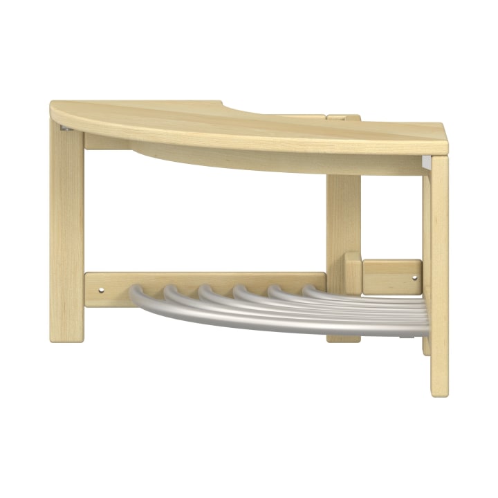 Ein wandmontiertes Eckregal aus hellem Holz mit geschwungener Oberseite und sechs parallelen Metallstäben zum Aufhängen von Gegenständen darunter.