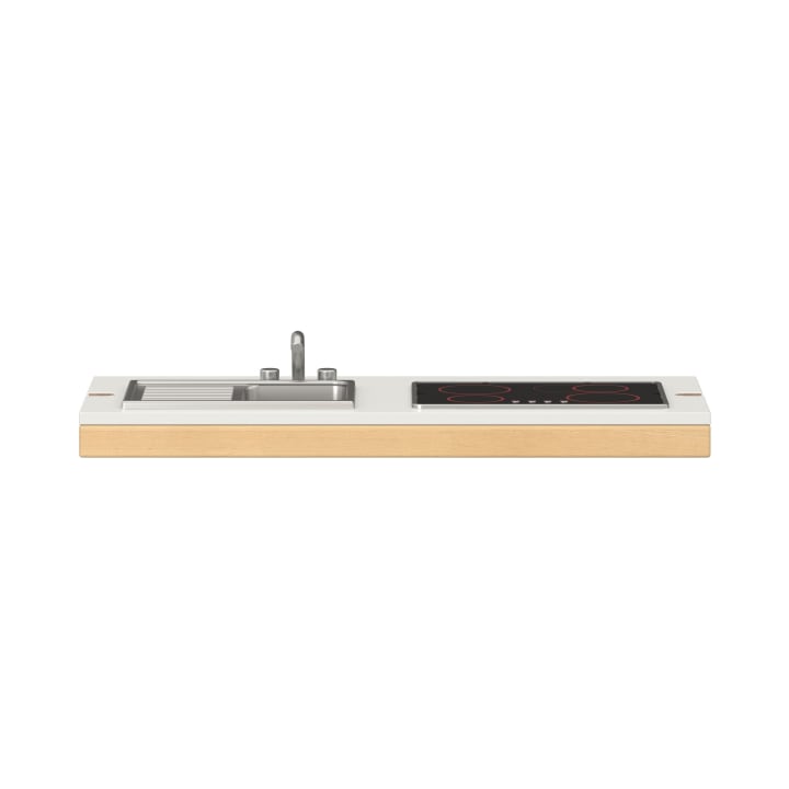 Eine minimalistische Küchenarbeitsplatte mit eingebautem Spülbecken und Wasserhahn auf der linken Seite und einem schwarzen Elektroherd mit roten Brennern auf der rechten Seite. Die Arbeitsplatte ist mit hellem Holz verkleidet.