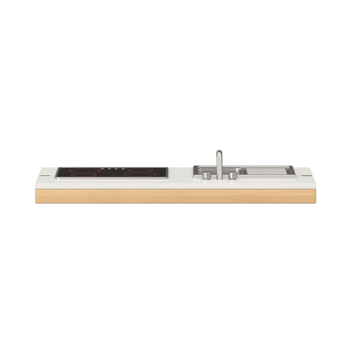 Eine minimalistische Küchenarbeitsplatte mit einem Elektroherd, zwei Spülbecken und einer Holzkante, von vorne gesehen vor einem schlichten weißen Hintergrund.