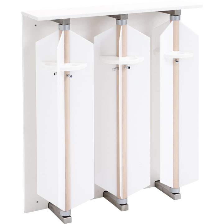 Stehende Garderobe aus weißem und hellem Holz mit drei vertikalen Paneelen, die jeweils mit einem kleinen horizontalen Haken und einer Ablage versehen sind, die auf einem rechteckigen weißen Sockel und einer Platte befestigt sind.