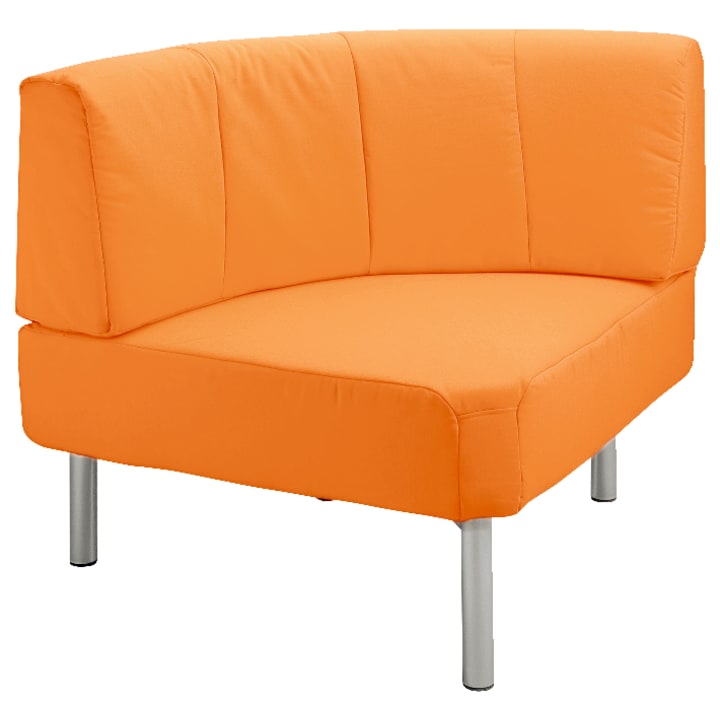 Ein orangefarbener, gepolsterter Eckstuhl mit silbernen Metallbeinen, entworfen für moderne Innenräume. Der Stuhl hat eine gebogene Rückenlehne und einen gepolsterten Sitz.