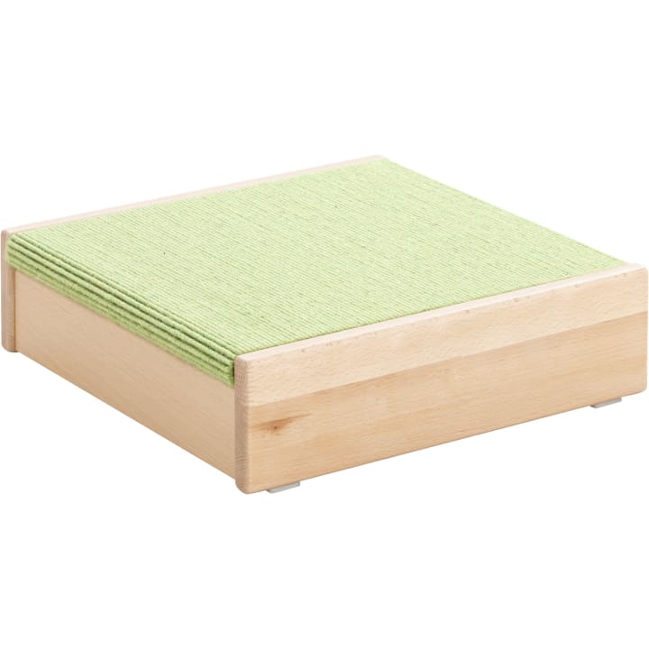 Eine quadratische Holzkiste mit einer flachen Oberseite, die mit grünem, strukturiertem Stoff überzogen ist. Der Stoff scheint dicht gewebt zu sein, und die Kiste hat abgerundete Kanten und kleine weiße Füße am Boden.