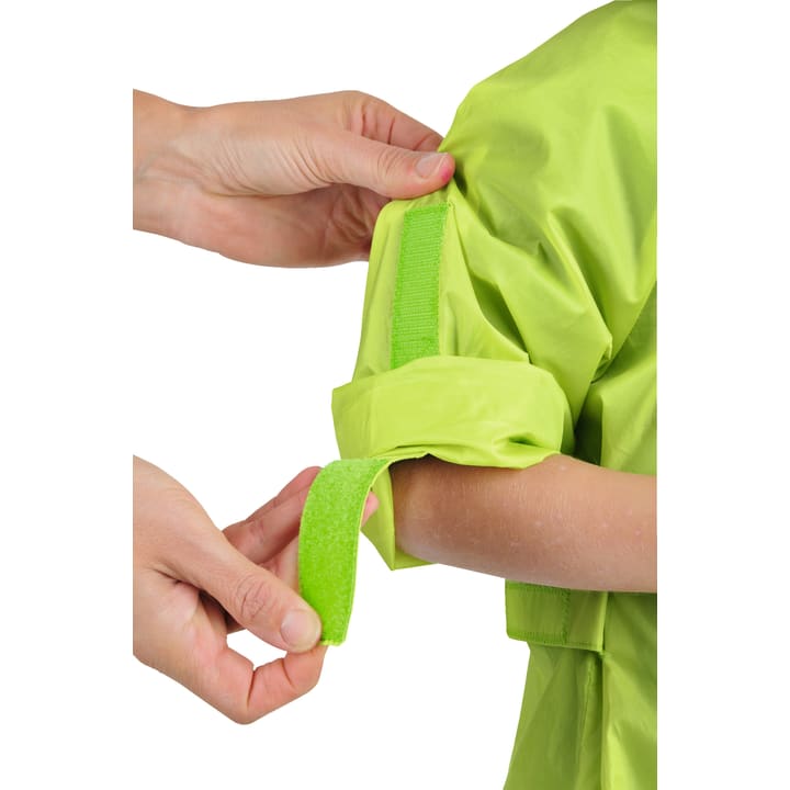 Nahaufnahme von zwei Händen, die einen hellgrünen Klettverschluss am Ärmel eines passenden grünen Kleidungsstücks, das von einer anderen Person getragen wird, schließen. Der Hintergrund ist einfarbig weiß.