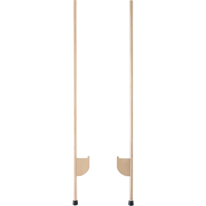Zwei hölzerne Stelzen mit schwarzen Gummispitzen an der Unterseite und Fußstützen in der Nähe der unteren Enden, dargestellt vor einem weißen Hintergrund.