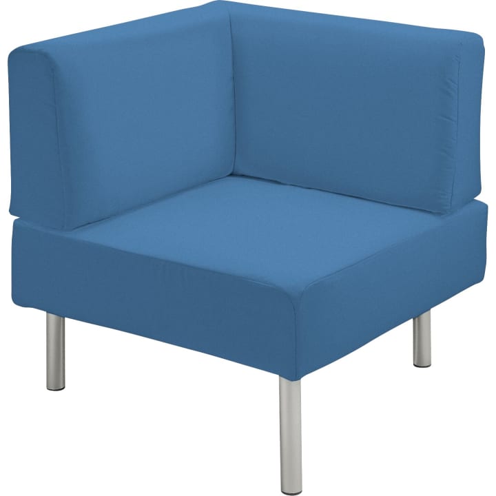 Blau gepolsterter Eckstuhl mit Metallbeinen, mit dicken Sitz- und Rückenkissen, auf weißem Hintergrund.