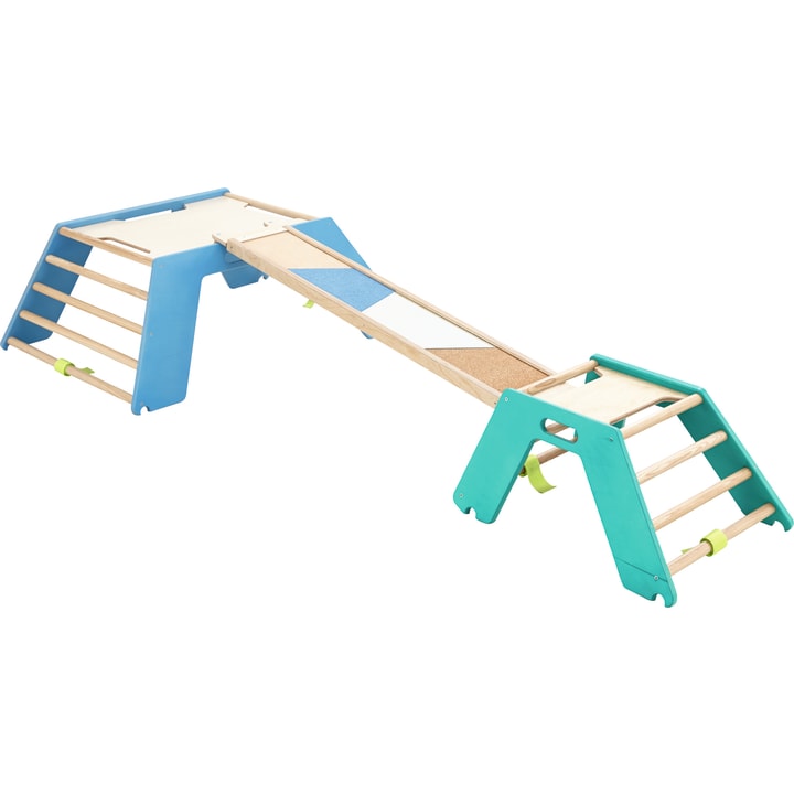 Ein Indoor-Kletterset aus Holz für Kinder mit zwei dreieckigen Leiterstrukturen - eine blau, eine grün -, die durch eine Rampe mit farbigen Platten verbunden sind. Das Set ist auf einem weißen Hintergrund platziert.