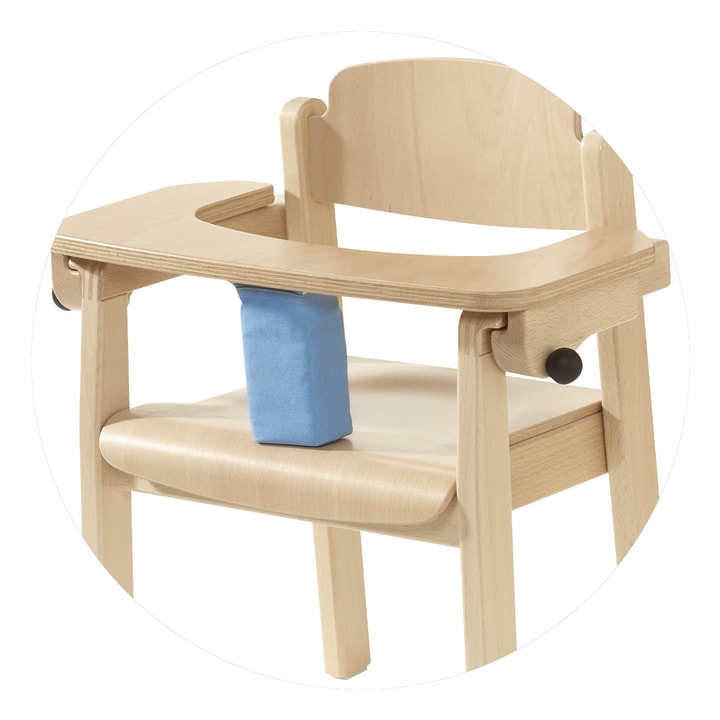 Ein Hochstuhl aus hellem Holz mit einem gebogenen Tablett, einer angebrachten Rückenlehne und einem blauen gepolsterten Gurt oder Kissen auf dem Sitz. Der Hintergrund ist weiß.