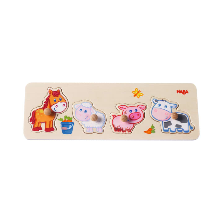 Ein hölzernes Puzzlebrett mit vier Tierteilen: ein Pferd, ein Schaf, ein Schwein und eine Kuh. Jedes Teil hat einen kleinen Knauf für eine einfache Handhabung. Das Brett hat das HABA-Logo in der oberen rechten Ecke.
