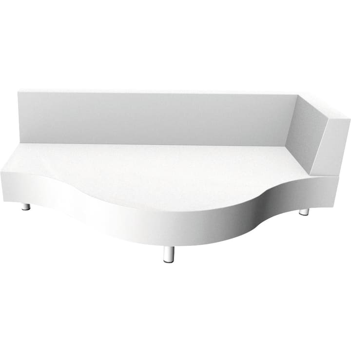 Ein modernes, weißes Sofa mit geschwungener Vorderkante, gerader Rückenlehne und vier zylindrischen Metallbeinen. Das rechte Ende der Rückenlehne ragt nach vorne und bildet eine Armlehne.