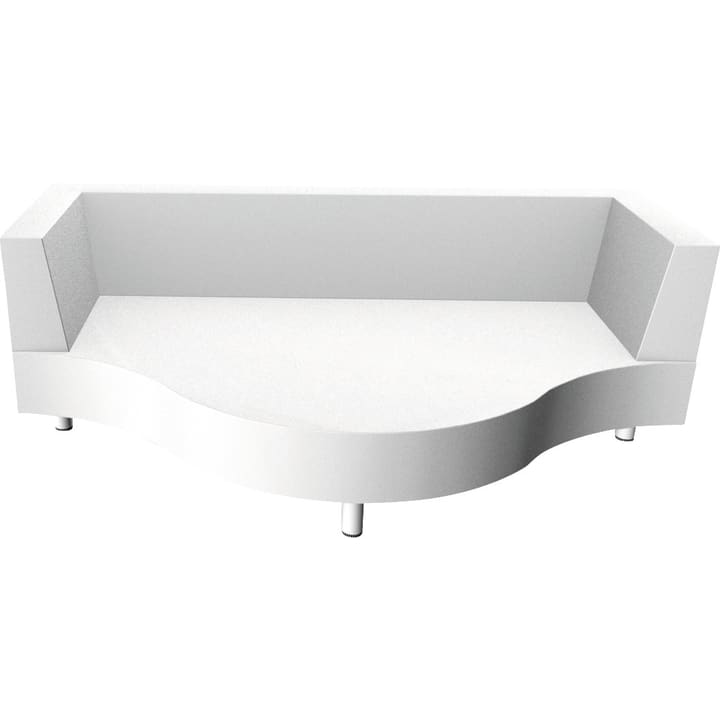 Ein modernes weißes Sofa mit geraden Armlehnen, Metallbeinen und einer einzigartig geschwungenen Vorderkante. Das Design ist minimalistisch und kantig, mit einer glatten, sauberen Oberfläche.
