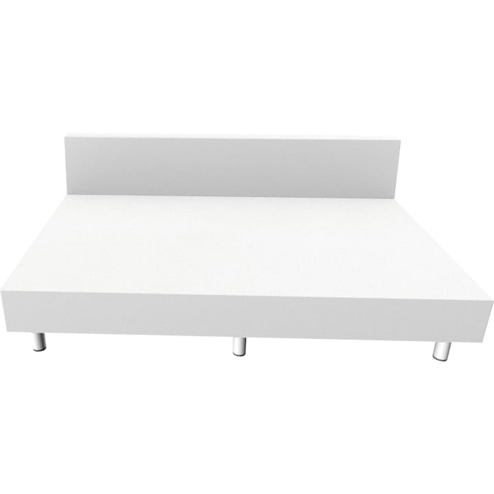 Ein minimalistisches weißes Plattformbett mit einem rechteckigen Kopfteil und zylindrischen Metallbeinen, von vorne vor einem schlichten Hintergrund dargestellt.