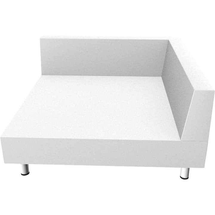 Ein weißes, minimalistisches Ecksofa mit niedriger Rückenlehne an zwei Seiten und vier kurzen Metallbeinen, aus einem erhöhten Winkel betrachtet.