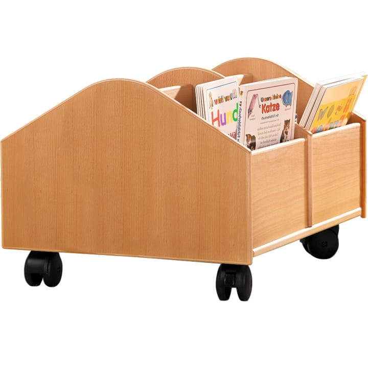 Ein rollender Bücherwagen aus hellem Holz mit drei Fächern, die jeweils mehrere Kinderbücher enthalten. Der Wagen hat vier schwarze Räder und steht auf einem weißen Hintergrund.