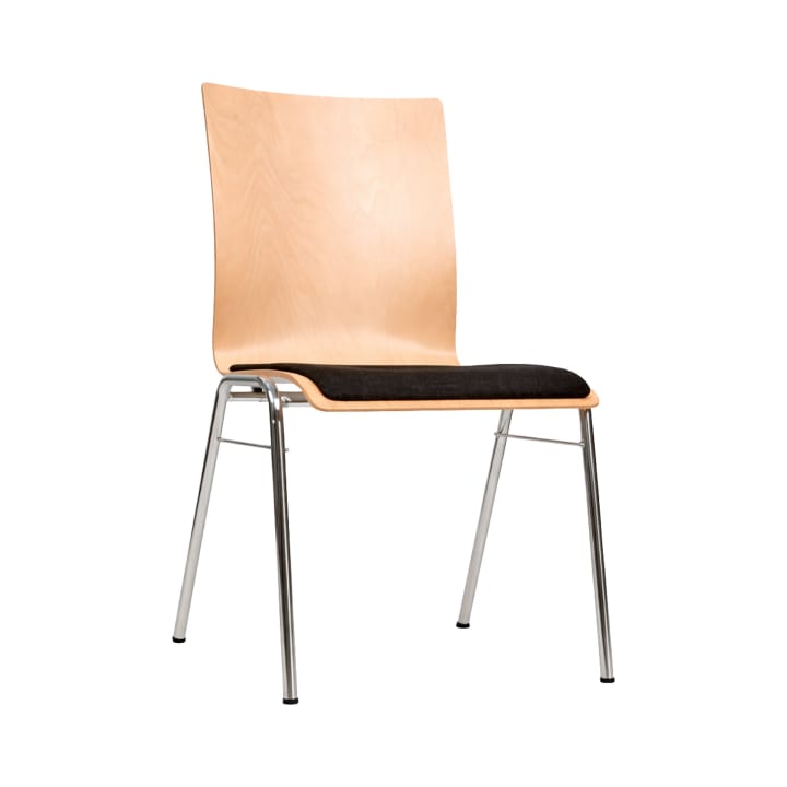 Ein Holzstuhl mit heller Sitzfläche und Rückenlehne, mit verchromten Metallbeinen und einem schwarzen Sitzkissen. Der Stuhl hat ein einfaches, modernes Design.