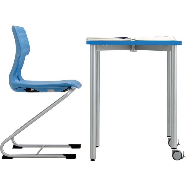 Ein blauer Kunststoffstuhl mit Metallgestell steht neben einem Schreibtisch mit Metallfüßen und blauer Tischplatte. Auf dem Schreibtisch liegen Papiere und ein Stift. Der Hintergrund ist weiß.