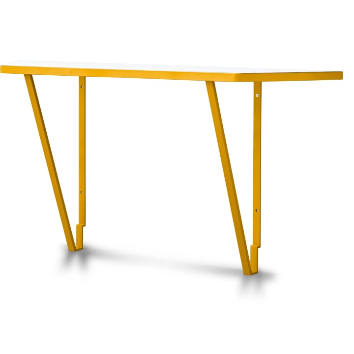 Ein Wandregal mit einer weißen, rechteckigen Oberfläche und zwei gelben, dreieckigen Metallbügeln, die es darunter stützen. Das Design wirkt minimalistisch und modern.
