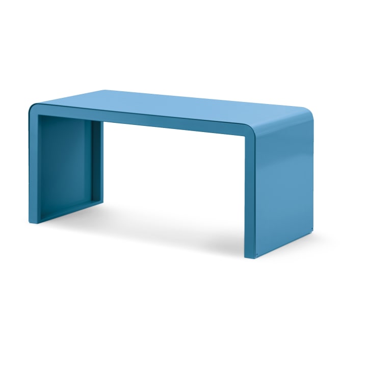 Ein minimalistischer, blauer, rechteckiger Schreibtisch mit abgerundeten Kanten, hergestellt aus einem einzigen, glatten Stück Material. Der Schreibtisch hat eine solide Oberseite und Seiten, mit einer offenen Vorder- und Rückseite, und steht auf einem weißen Hintergrund.