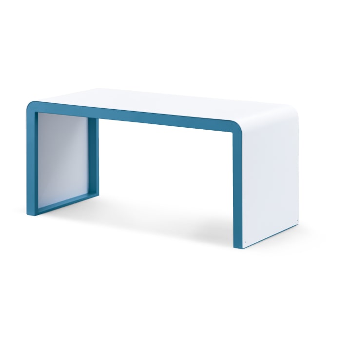 Ein rechteckiger Schreibtisch mit weißer Platte und Seiten und blauen Kanten, die die Beine und die geschwungene Ecke auf einer Seite umrahmen. Das Design ist minimalistisch und modern, mit klaren Linien und ohne sichtbare Schubladen oder Beschläge.