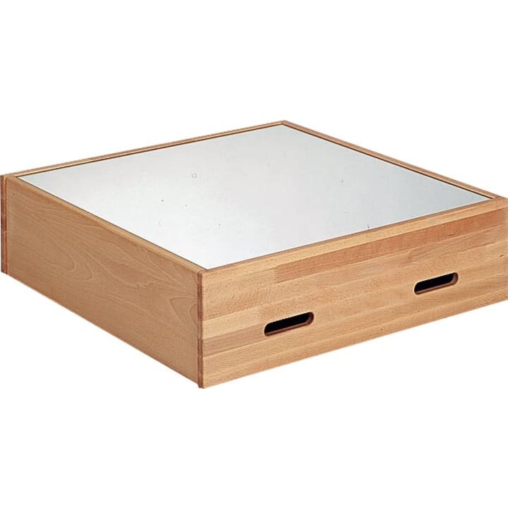 Ein quadratisches Holztablett mit verspiegeltem Boden und zwei rechteckig ausgeschnittenen Griffen auf jeder Seite, auf weißem Hintergrund.