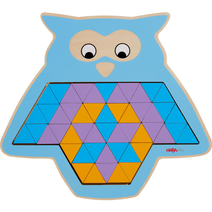 Ein Holzpuzzle in Form einer Eule, gefüllt mit kleinen blauen, lila und gelben Dreiecken, die geometrische Muster auf dem Körper der Eule bilden. Die Eule hat große, cartoonhafte Augen und einen blauen Rand.