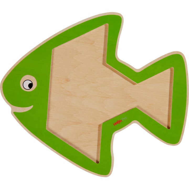 Ein hölzernes Puzzlebrett in Form eines Fisches mit einem grünen Rand und einem lächelnden Gesicht. Die Mitte ist aus unbearbeitetem Holz und zeigt die Umrisse, in die die Puzzleteile passen würden.