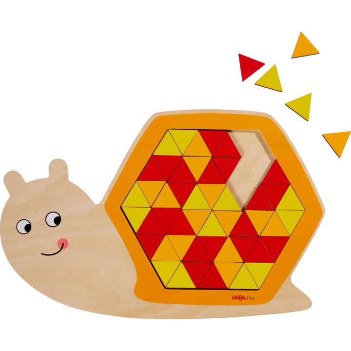 Ein schneckenförmiges Holzpuzzle mit einem sechseckigen Gehäuse, das mit roten, gelben und orangefarbenen dreieckigen Teilen gefüllt ist. Vier Dreiecke befinden sich außerhalb des Gehäuses, und eine Stelle des Gehäuses ist leer.