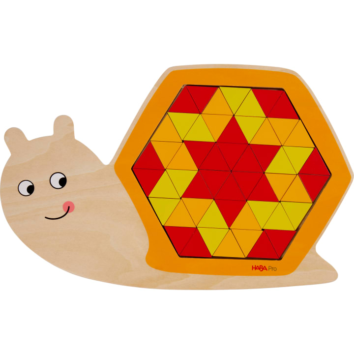 Ein Holzpuzzle in Form einer Schnecke zeigt ein sechseckiges Gehäuse, das mit gelben, orangefarbenen und roten Dreiecksteilen gefüllt ist, die in einem geometrischen Muster angeordnet sind. Die Schnecke hat ein einfaches, lächelndes Gesicht.