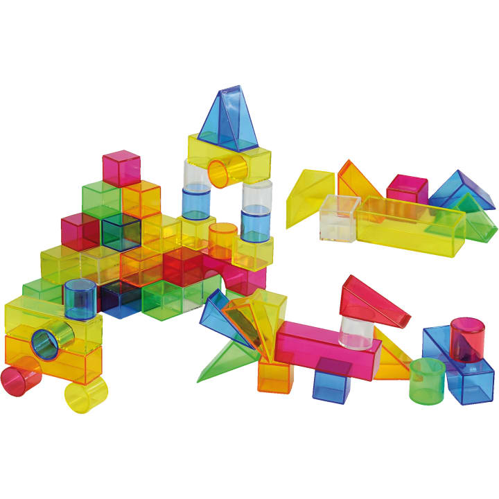 Eine Vielzahl von farbenfrohen, durchsichtigen Kunststoffbausteinen wird zu verschiedenen geometrischen Strukturen auf weißem Hintergrund zusammengesetzt.