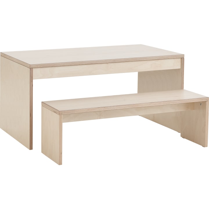 Ein heller Holztisch, unter dem eine passende Holzbank steht. Beide Stücke haben ein einfaches, rechteckiges Design mit klaren Linien und ohne zusätzliche Verzierungen.
